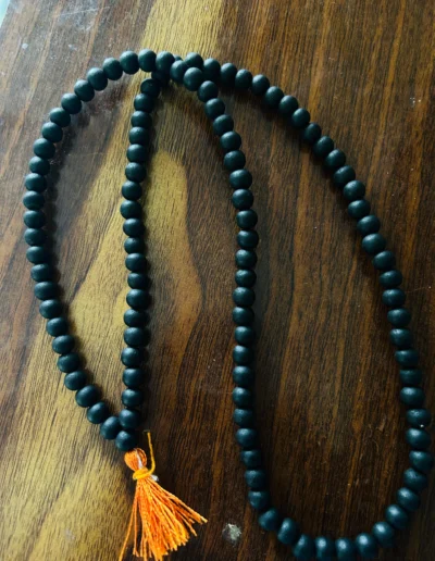 Wanted something authentic from Tamil Nadu — this is the original karungali mala for sure.
